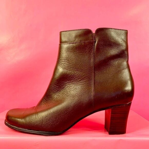BROWN LEATHER ANKLE BOOTS SIZE 8.5 St. JOHN’s BAY - Picture 1 of 6